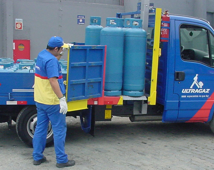 Tail lift for gas bottle distribution