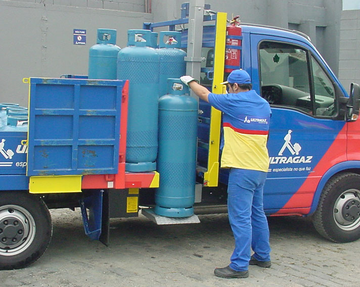 Tail lift for gas bottle distribution