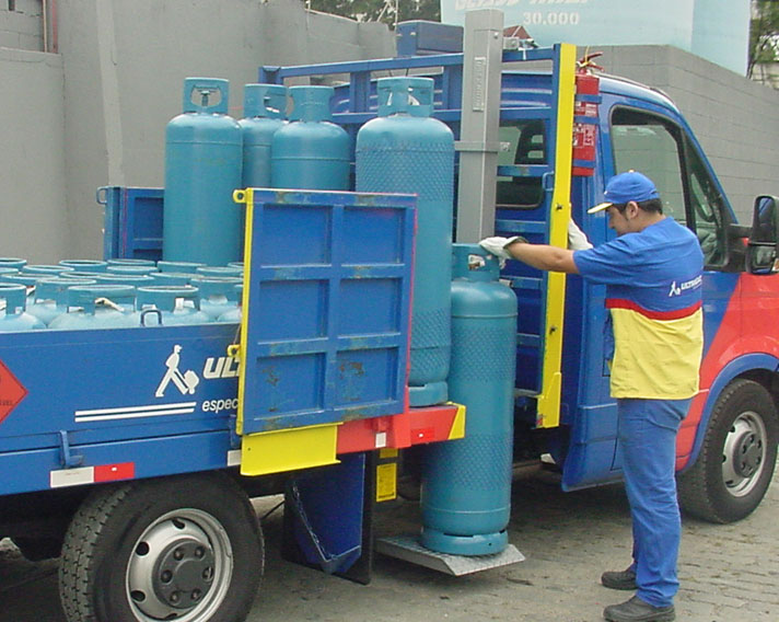 Tail lift for gas bottle distribution