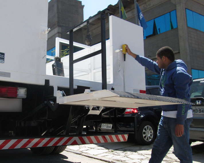 Tail lift for gas bottle distribution