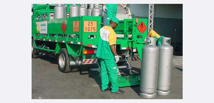 Tail lift for gas bottle distribution